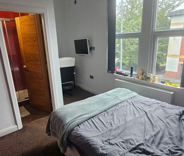 6 Bed - 14 Ash Road, Headingley, Leeds - LS6 3HD - Student - Photo 6