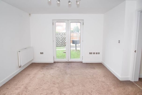 Fixed Price £1,500 pcm - Available Now - Unfurnished - Photo 1