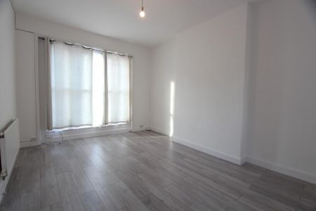 3 bedroom flat to rent - Photo 3