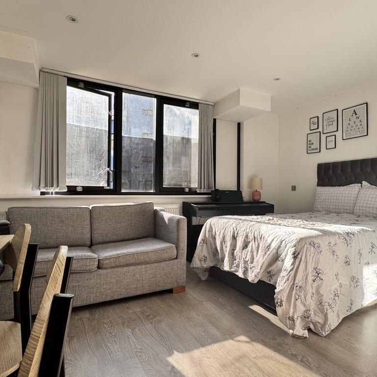 Studio to rent - Photo 1