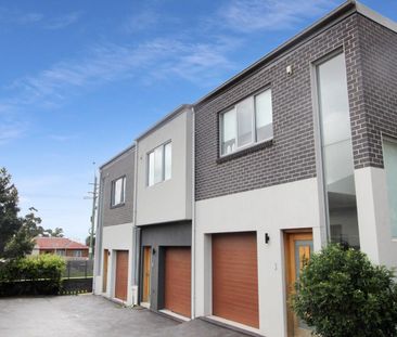 Two-Bedroom Townhouse with Courtyard - Photo 4