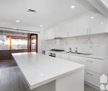 LOCATION LOCATION! - Photo 2