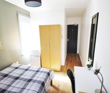 1 bedroom in a house share to rent - Photo 2