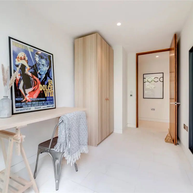 2 bedroom flat in Primrose Hill - Photo 1