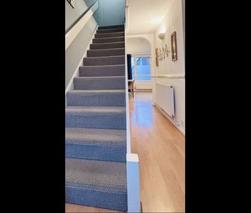 2 Bed Maisonette, Ollgar Close, W12 - Photo 2