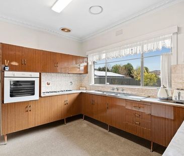 Three Bedroom Family Home - Walk to The Chase Shopping Center - Photo 2