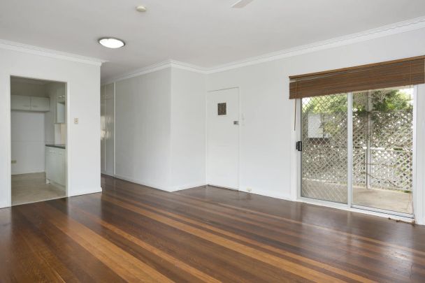 Spacious and Light-Filled Family Home in Desirable Holland Park - Photo 1