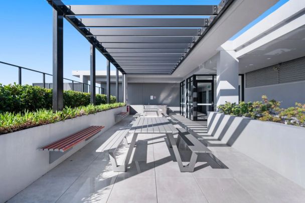 Stylish Ultramodern Two Bedroom Apartment with Elevated Views - Photo 1