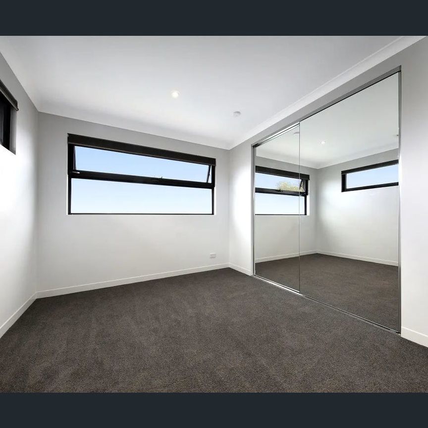 Luxury Family Living in the Heart of Bentleigh East - Photo 1