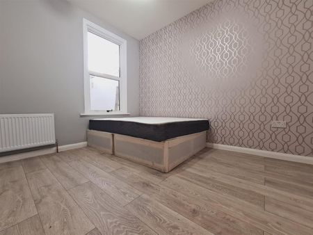 3 Bed Flat, Ruckholt Road, E10 - Photo 2
