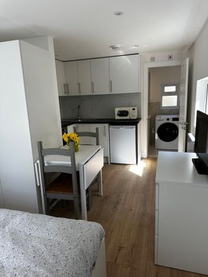 Room in a Shared House, Sutherland Grove, SW18 - Photo 1