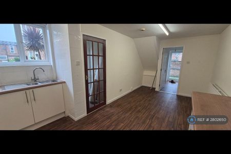 3 bedroom terraced house to rent - Photo 3