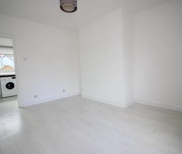 2 bedroom semi-detached house to rent - Photo 5