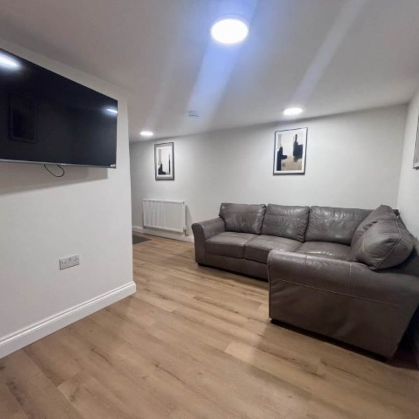 Victoria Road (room 2), Morley, Leeds - Photo 1