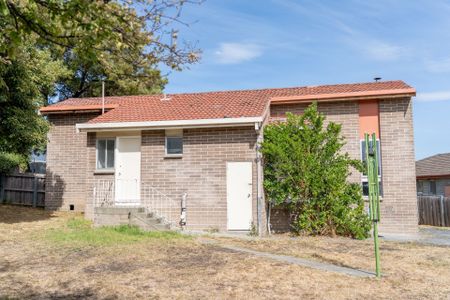 Freshly Painted Family Home - Photo 4