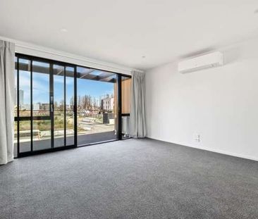 CITY CENTRE – 3 BEDROOM, 2 BATHROOM, SINGLE GARAGE - Photo 2