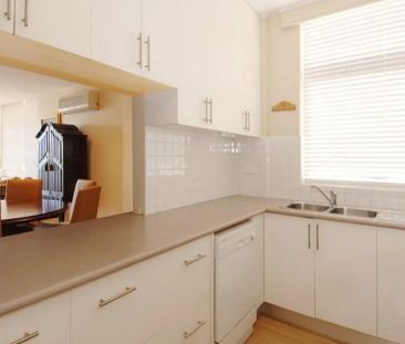 Great apartment in prime location with water views - Photo 3