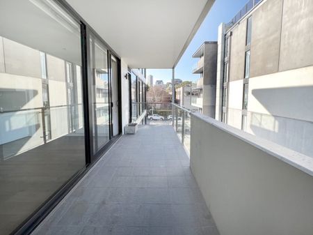 Bright Third Level Apartment with Study, Iconic Location - Photo 4