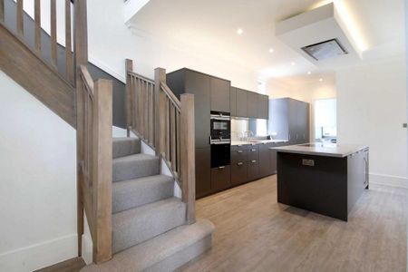 4 bedroom semi-detached house to rent - Photo 4