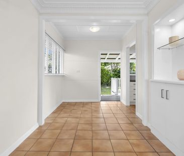 1633 Logan Rd, Upper Mount Gravatt QLD 4122 - House For Rent | Domain - Photo 2