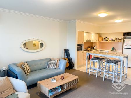 Fully Furnished Morden One Bedroom Apartment with One Car Space - Photo 3