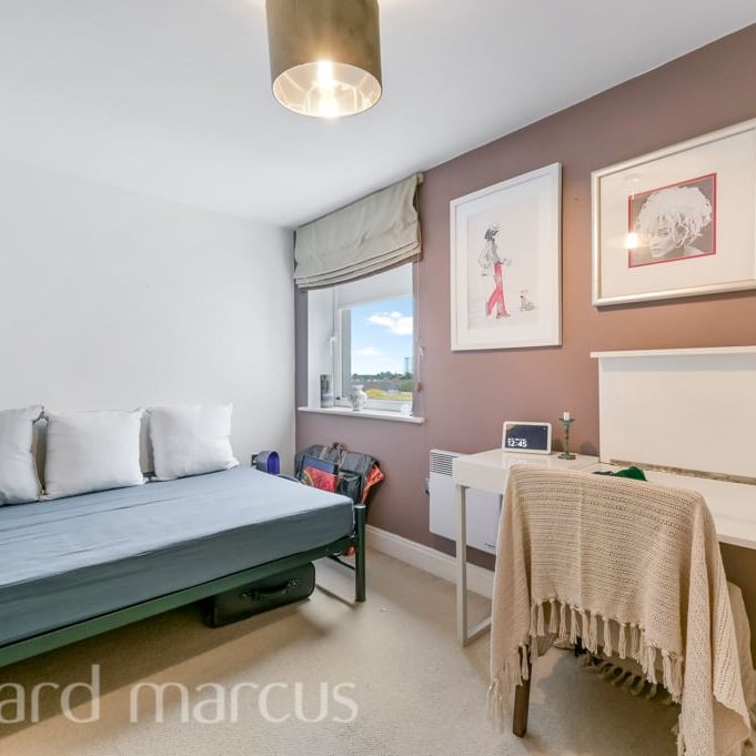 Holland Gardens, BRENTFORD - Photo 1