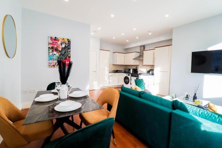 2 Bed Flat, St. John's Hill, SW11 - Photo 4