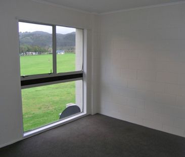Tidy 2 bedroom unit - Photo 2