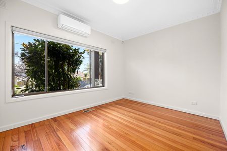 MODERN THREE BEDROOM HOME IN PRIME LOCATION - Photo 2