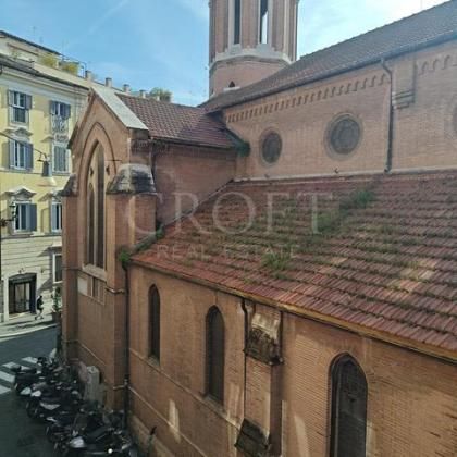 Piazza di Spagna: Casa o ufficio. 2 piano, ingresso, due ampie stanze e bagno, no cucina. Molto luminoso, silenzioso, sito in elegante strada in un palazetto d'epoca. Aria condizionata, cablata, vicino tutti i servizi e transporti. Ref 284 - Photo 2