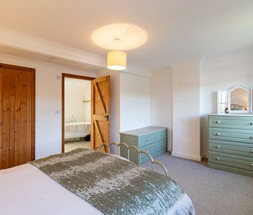 Charming One-Bedroom Cottage - Photo 5