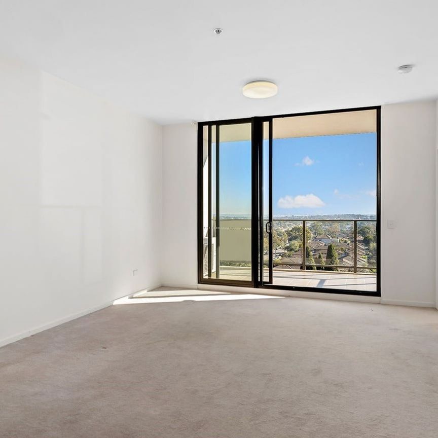 Oversized One Bedroom Apartment In Convenient Location - Photo 1