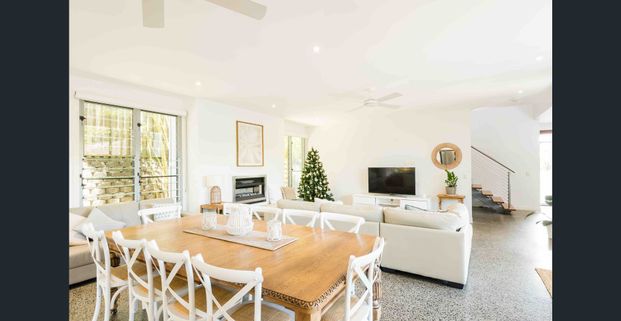 Large Modern Family Home close to the beach - Photo 1