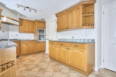 4 bedroom detached house to rent - Photo 2