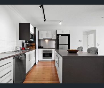 Stylish Two-Bedroom Apartment with Private Balcony 7 minutes walk t... - Photo 2