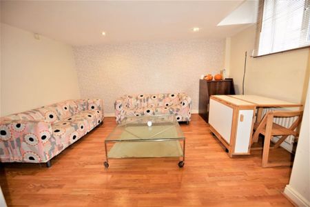 3 bedroom House in Harold Terrace, Leeds - Photo 2