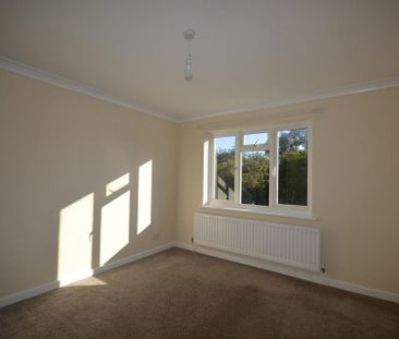 4 bedroom semi-detached house to rent - Photo 5