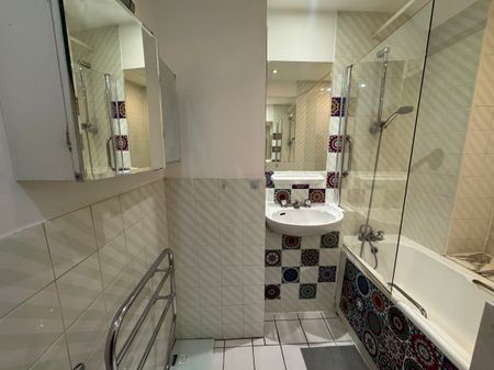 Large One Bedroom - Photo 3