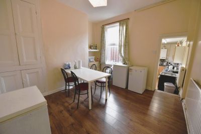 3 bedroom House in Carberry Place BED), Leeds - Photo 5