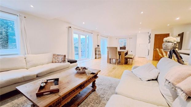 5 bedroom detached house to rent - Photo 1