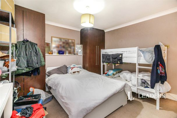 2 bedroom house to rent Albert Road, Addlestone, KT15 - Photo 1