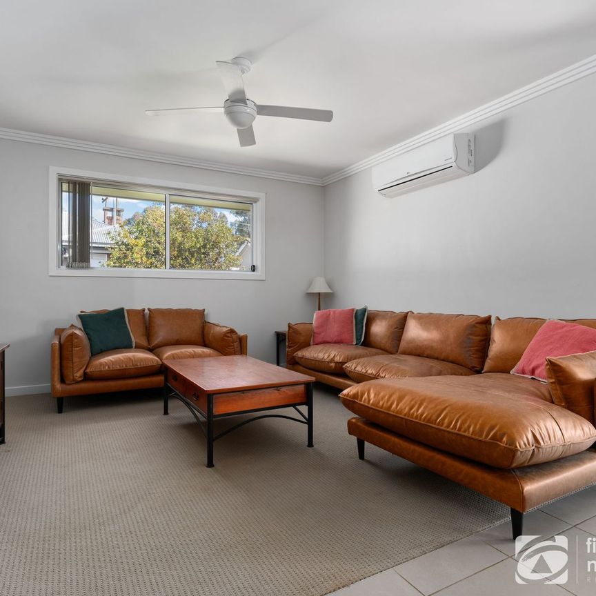 3 BEDROOM 2 BATHROOM FULLY FURNISHED HOME - Photo 1