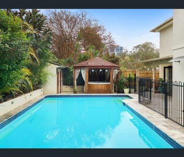 Stylish & Spacious Contemporary Home - Photo 2