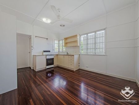 SPACIOUS 3 BEDROOM HOME 150M TO WESTFIELD - Photo 5