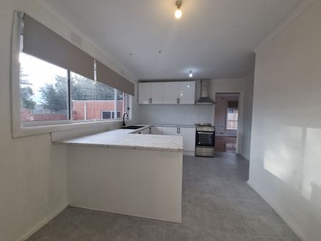 Modern&comma; Fully Renovated 3-Bedroom Home for Lease - Photo 4