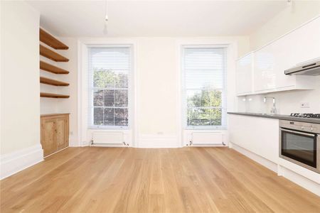 A bright one bedroom apartment in an attractive period house overlooking Arundel Square. - Photo 4
