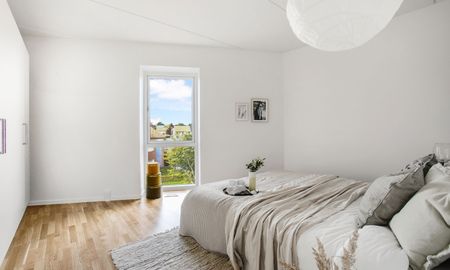 Dejlig stor 2-vær stuelejlighed. Egen terrasse og kæmpe alrum. Alt i hårde hvidevarer. Mulighed for parkering under bygningen. - Photo 2