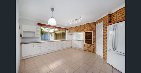 Spacious Family Home in a Peaceful Cul-de-Sac - Photo 4