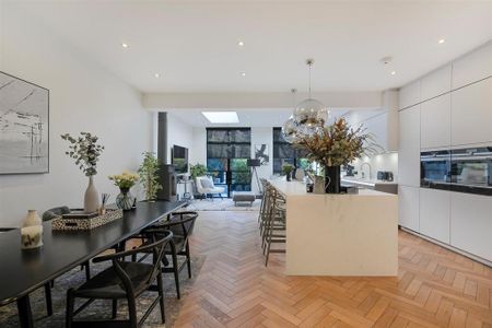 4 bedroom end of terrace house to rent - Photo 2