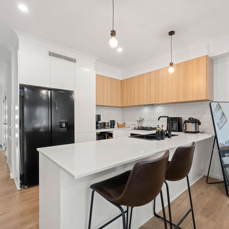 Contemporary Living - Spacious 3 Bedroom Townhouse - Photo 3